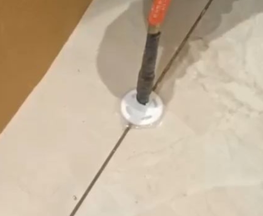 元宝山瓷砖空鼓维修公司专业解答瓷砖在铺贴过程中，如果没有涂抹均匀到位的粘结材料（如水泥砂浆或瓷砖胶），可能会导致以下问题